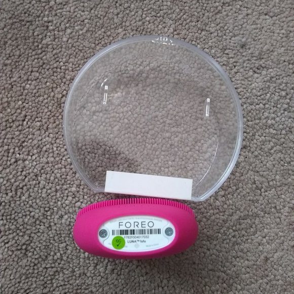 FOREO Luna Foto Facial Cleansing Device - Picture 3 of 4